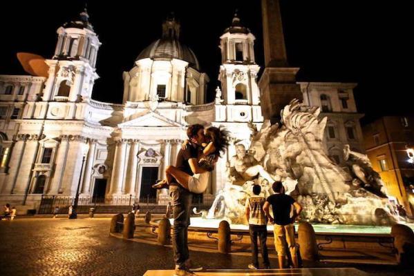 Una coppia si bacia a Roma, in Piazza Navona