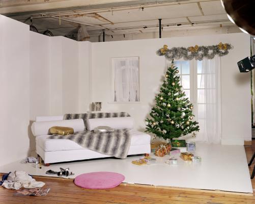 Il divano, set classico. E quell'albero di Natale?