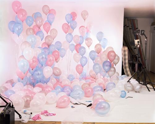 Coi palloncini... forse era il set anche di una festa di compleanno?