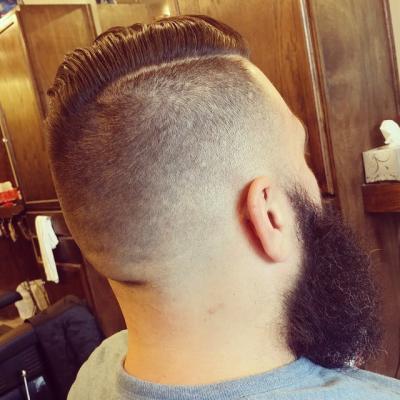 Rasato, spennellata da una parte e barba da hipster! 