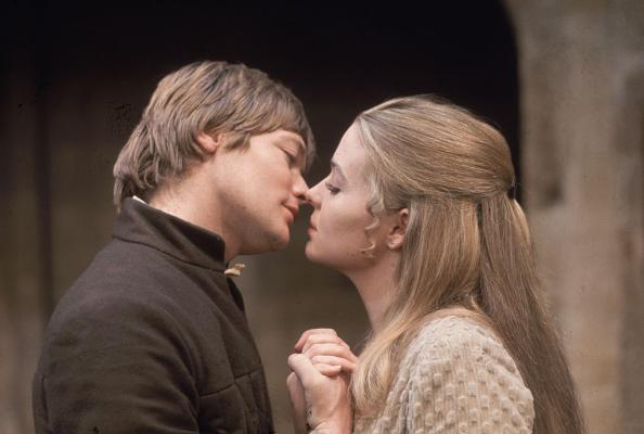 4. Il primo bacio sul palcoscenico