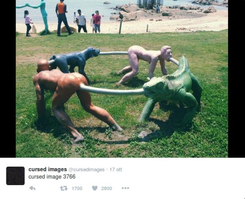 Personaggi impalati in cerchio sulla spiaggia