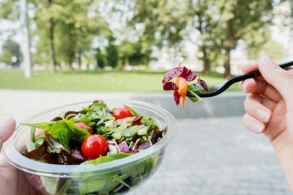 Il 77% dei lavoratori conferma l’importanza di un pranzo sano ed equilibrato, possibilmente con prodotti a km 0