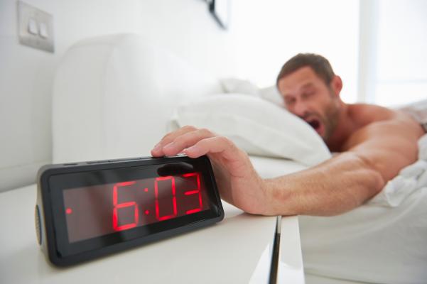 1. Impostare la sveglia troppo presto