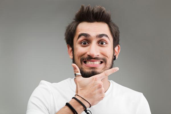 3. In Iran è vietato pettinare i capelli “a spazzola” e farsi la coda