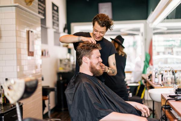 L'unico uomo che può toccargli capelli e barba