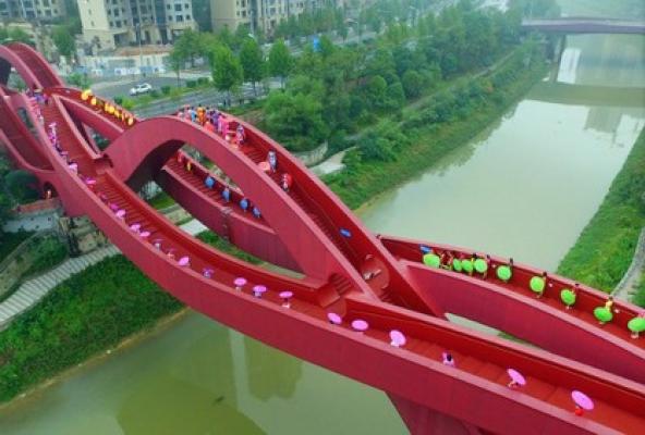 Una visione aerea del ponte durante una manifestazione in costume