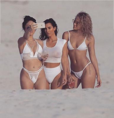 Un selfie con le amiche in spiaggia