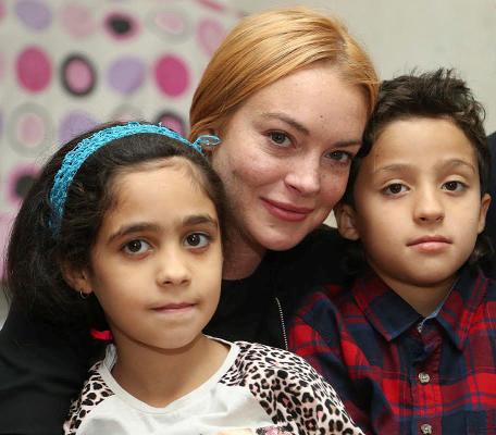 Lindsay Lohan con due bambini siriani in fuga dalla guerra
