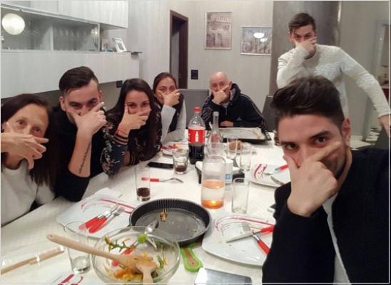 A cena con la #DybalaMask, magari vedendo una partita della Juve