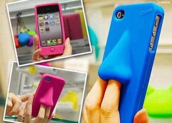 9. Quando la fantasia viene in aiuto della comodità, la cover con le narici. Così il telefono non scappa mai di mano!