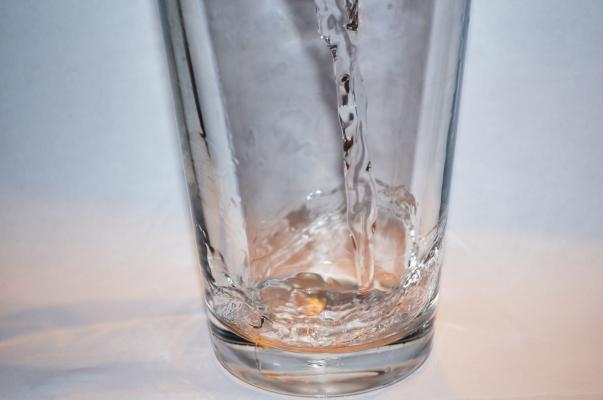 2. Bere un bicchiere d’acqua prima di qualsiasi pasto