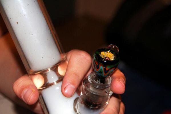 3. Non sappiamo cosa stia fumando la persona che ha in mano questo bong, ma vista la quantità di fumo presente sicuramente ci sta dando dentro