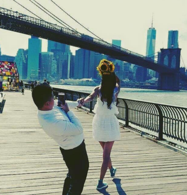 “Amore, non possiamo non avere la foto dove sono di schiena e  ti tengo per mano. Rimedia presto” 