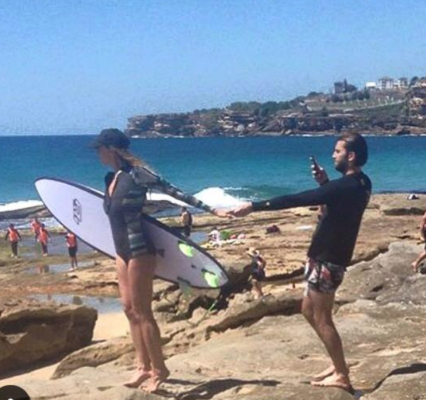 Lei va a fare surf, lui immortala il momento 