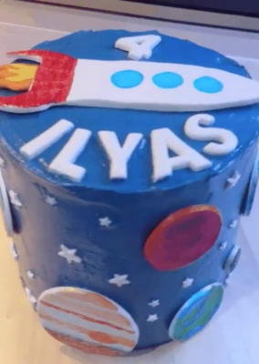 Una torta enorme, che probabilmente è grande quasi quanto la metà del festeggiato