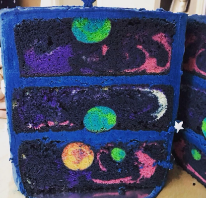 La torta ha una galassia intera di colori al suo interno