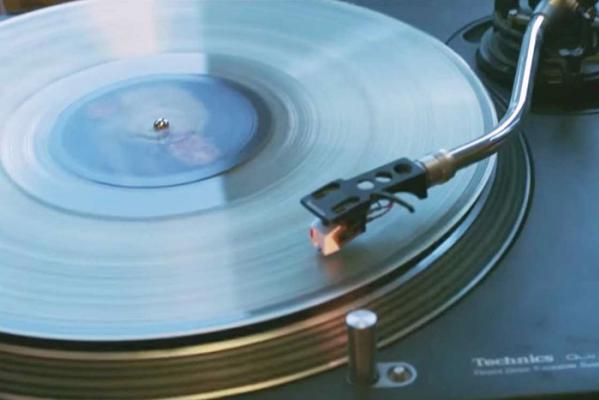 5. Le ceneri vengono lavorate e assemblate in un vinile, che poi viene inciso