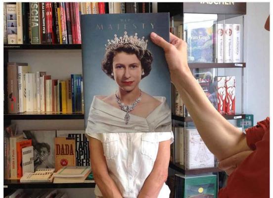 Avvistata la regina d'Inghilterra fra gli scaffali della libreria Mollat