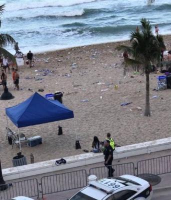 Spesso l'alcool fa dimenticare il senso civico agli studenti, che trasformano la spiaggia in una discarica.