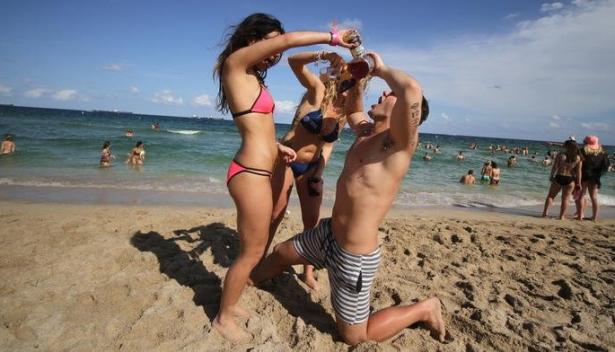 L'alcool, ovviamente, è assunto in grandi quantità e nei modi più stravaganti.