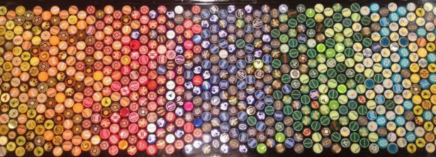 Un banco da cucina realizzato interamente con tappi di bottiglie di birre