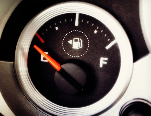 La freccia sulla spia della benzina