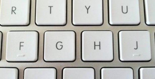 I trattini sotto la "f" e la "j"