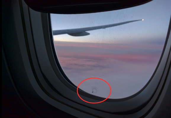 Il cerchietto sul finestrino dell'aereo
