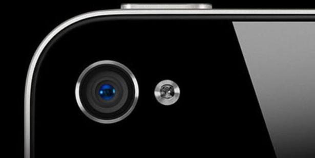 Il buchino accanto alla fotocamera dell'iPhone