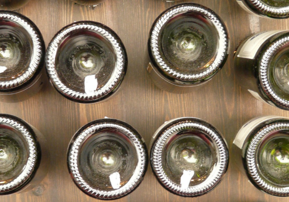 Il fondo concavo delle bottiglie di vino