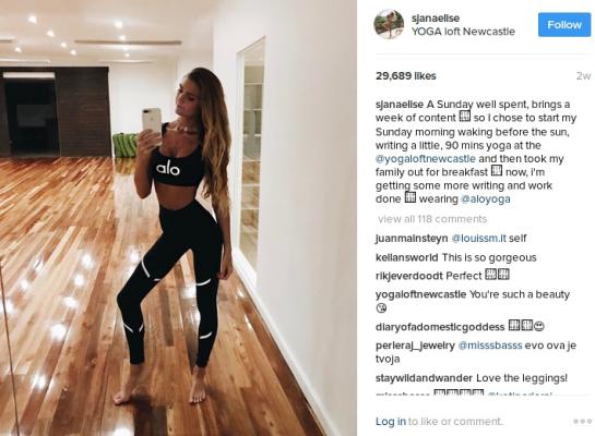 Un workout in palestra, mentre si allena per tenere tonico il suo fisico
