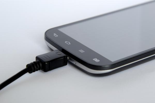 1. Caricare il cellulare tutta la notte danneggia la batteria