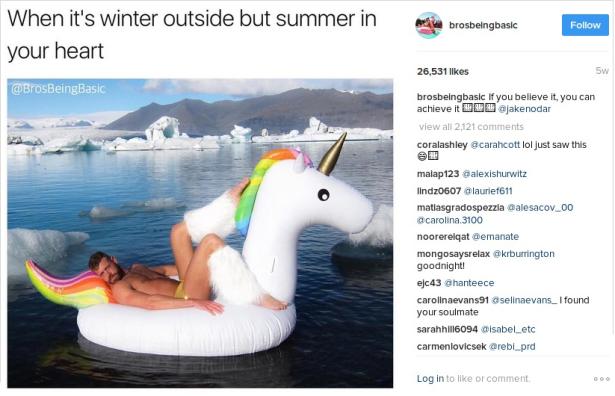 Qui la parodia assume livelli epici: in costume da bagno su un unicorno gonfiabile, ma al gelo! Notare il ghiaccio intorno