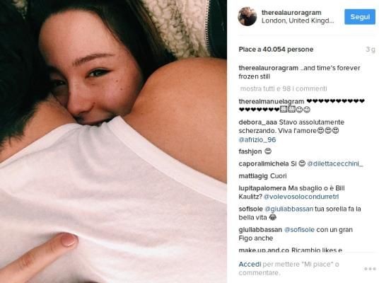 Un tenero abbraccio. Siamo pronti a scommettere che il ragazzo di spalle è Goffredo Cerza