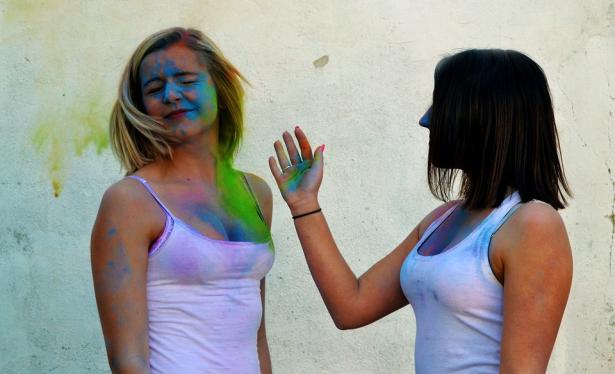 7. Un blogger ha assunto una donna per prenderlo a schiaffi ogni qualvolta che entra su Facebook