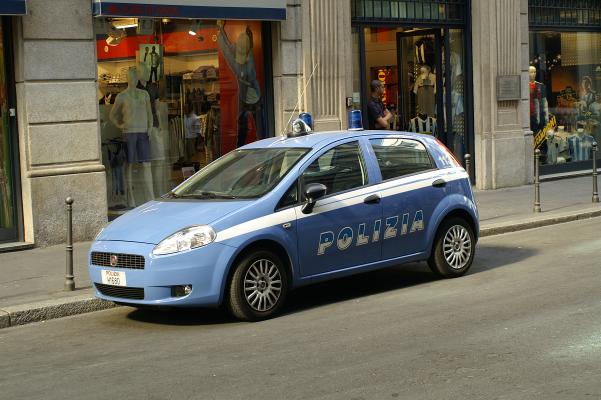 2. Volanti della polizia vuote
