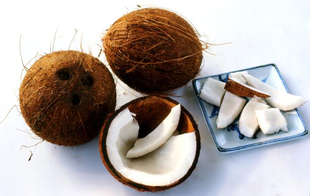 3. Rompere una noce di cocco senza il martello 