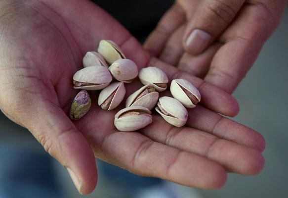 4. Aprire i pistacchi salvando le unghie