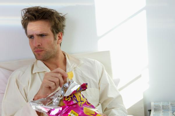 9. Arrotolare la busta delle patatine per non sporcarsi