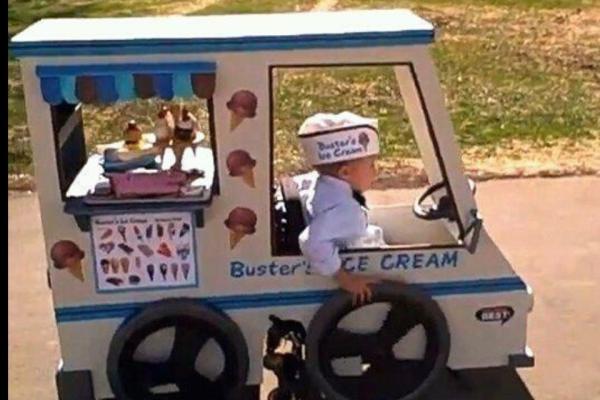2. Costume di Halloween fatto ad hoc per ospitare la carrozzina di questo bambino 