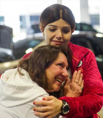 4. Una madre ascolta il cuore di suo figlio deceduto, che ora batte nel petto di una ragazza cui l'ha donato