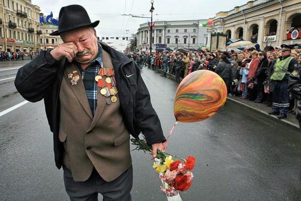 7. Un veterano della Seconda Guerra Mondiale piange durante una sfilata commemorativa, è l'unico superstite del suo battaglione