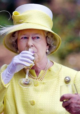 2. Il suo “elisir di lunga vita”? Champagne prima di andare a dormire