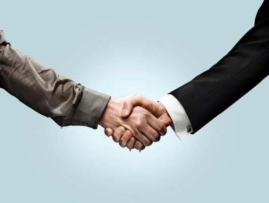 4. Stringi la mano con decisione
