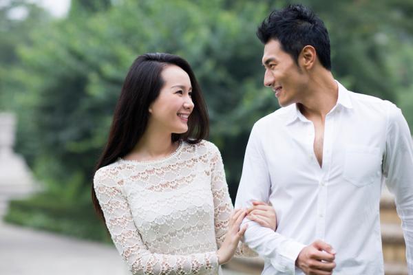 4. Afferrare un braccio del partner con entrambe le mani