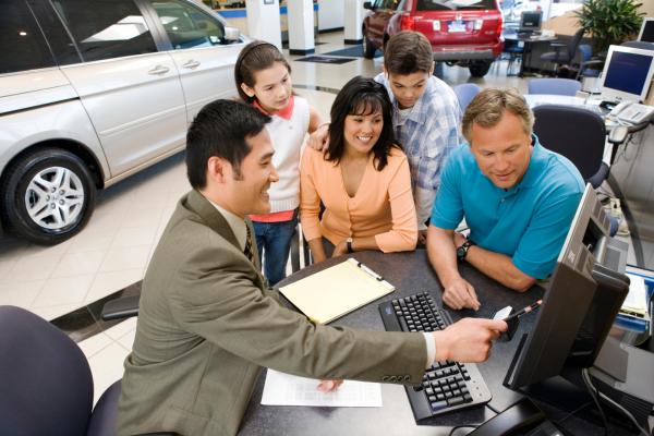  5.   Acquistare un'auto? Mai solo. 