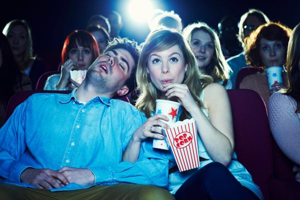 4. Guardano la sua serie tv preferita