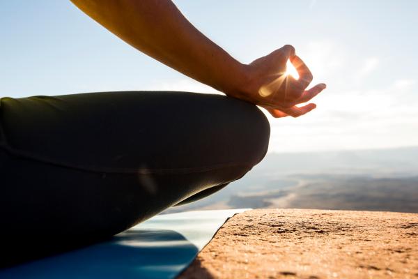 9. Fai yoga o meditazione