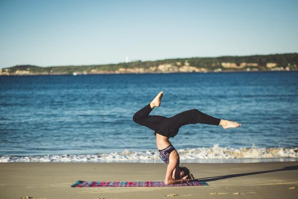 2. Fare esercizi di yoga